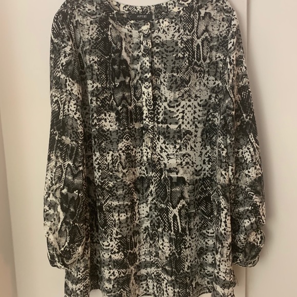 Black & White Snake Print Front Zipper Blouse - Picture 9 of 16